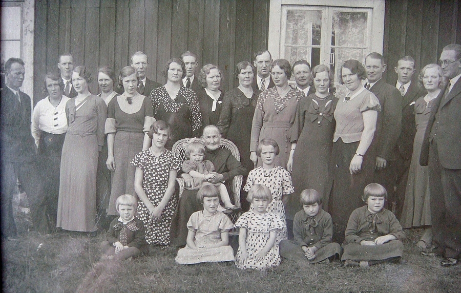 Pappa sitter l&auml;ngst fram till v&auml;nster